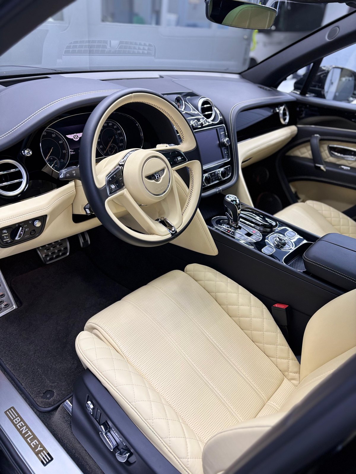 Bentley Bentayga — komplette Aufbereitung des cremefarbenen Lederinnenraums